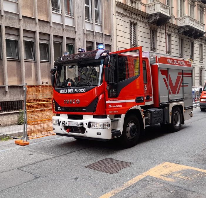 Allarme in via Pastrengo: forte odore di bruciato proveniente da un palazzo, intervengono i vigili del fuoco