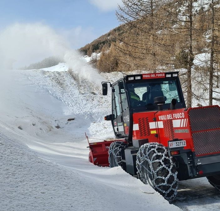 Sestriere, addestramento dei vigili del fuoco con la fresa spazzaneve e di un trattore cingolato [VIDEO]