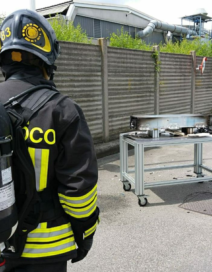 Batteria a fuoco in una ditta, intervengono i vigili del fuoco