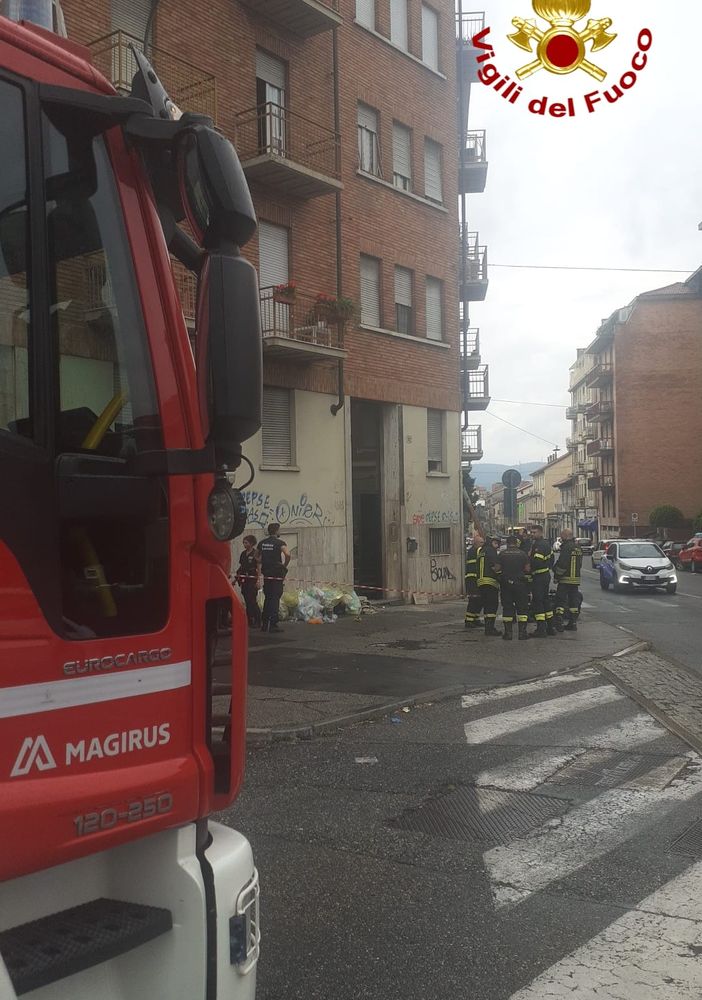 Esplosione in via Pianezza, un petardo scoppia davanti a un appartamento