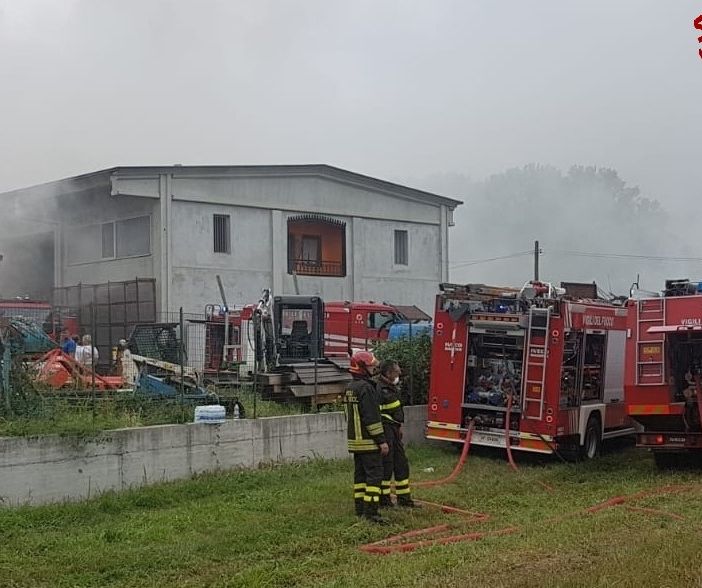 Incendio in una cascina a Villar Dora: bruciano 130 rotoballe di fieno