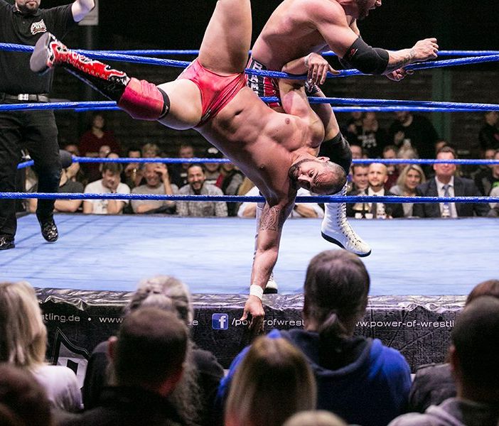 I campioni del wrestling si sfidano sul ring di Cumiana