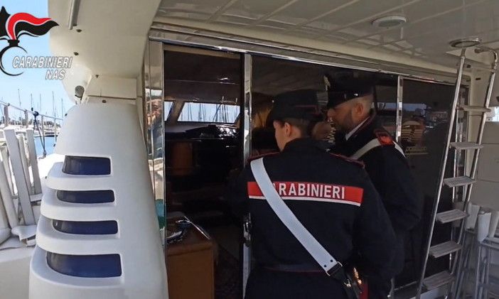 carabinieri che sequestrano uno yacht