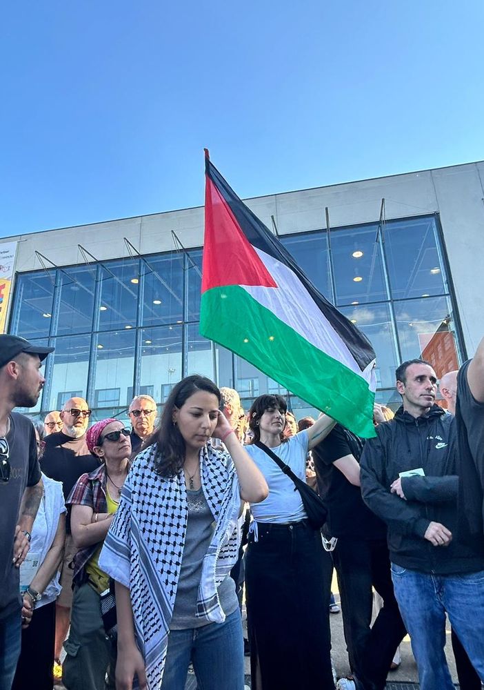 La protesta Pro Palestina entra (insieme a Zerocalcare) al Salone: &quot;Benini prenda posizione&quot;