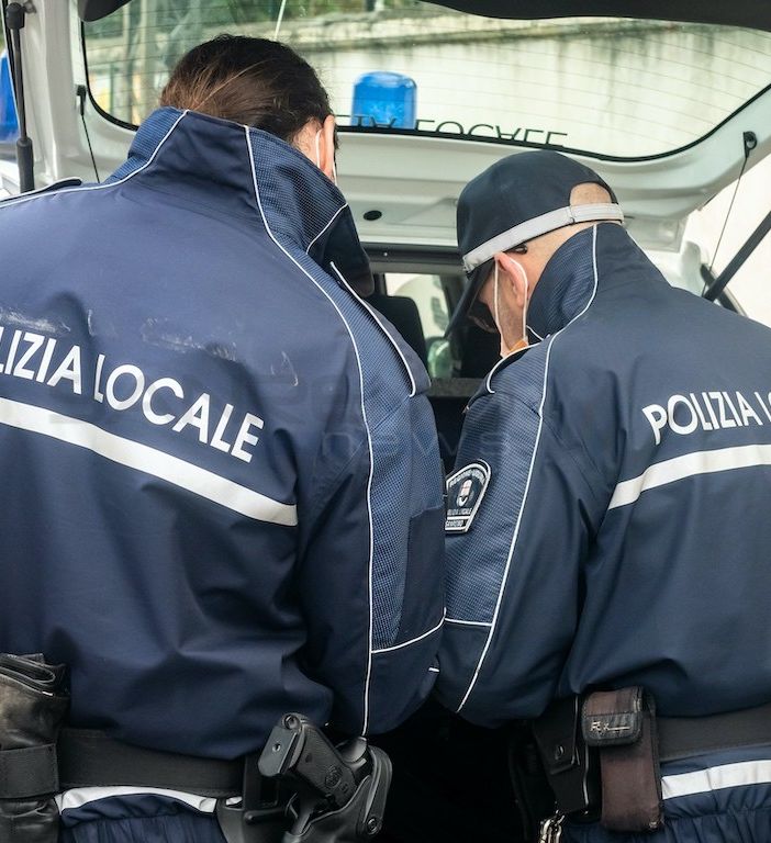 La polizia locale si &quot;veste&quot; da Befana: il 6 gennaio cibo a un'anziana in difficoltà grazie a una raccolta fondi