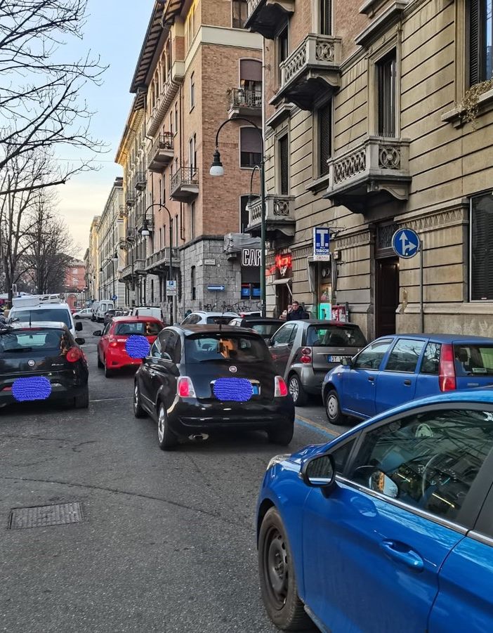 auto in corso Palestro con banchi del mercato