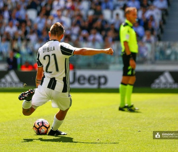Dybala ancora in gol: rispetto all'anno scorso è cambiato il numero di maglia, non certo le magie che la Joya continua a regalare