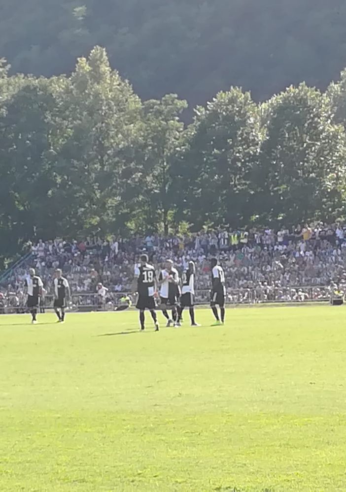 Due volte Dybala, un autogol e Cuadrado di tacco: festa Juve a Villar Perosa con la classica invasione dei tifosi