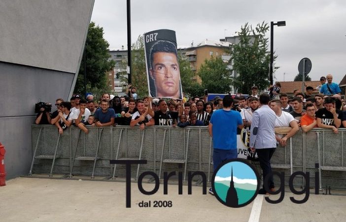 Tifosi in delirio per CR7: &quot;Portaci la Champions&quot; (Video)