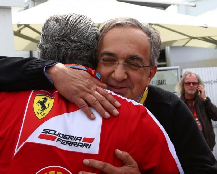 Sergio Marchionne abbraccia  il direttore della Scuderia del Cavallino Rosso Maurizio Arrivabene davanti al box della Ferrario