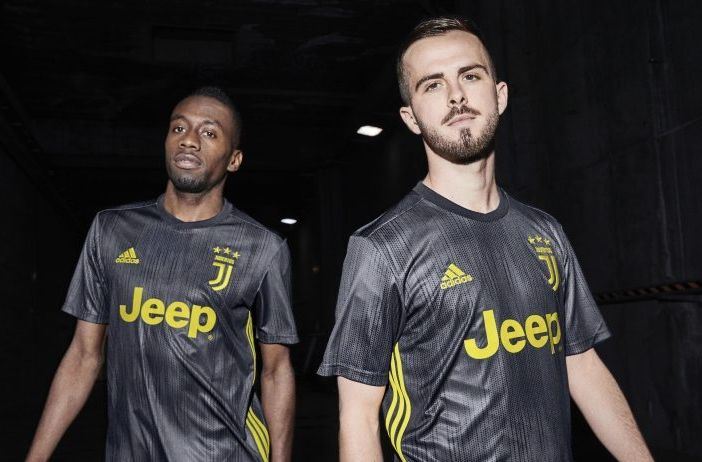 La terza maglia della Juventus, realizzata con Parley Ocean Plastic, un tessuto creato dalle plastiche raccolte negli oceani