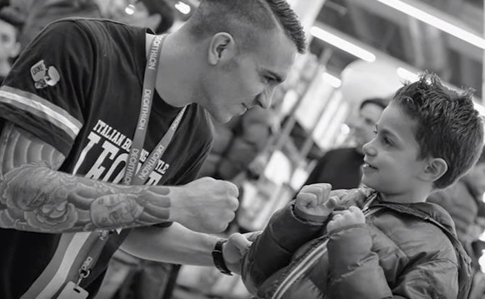 Cristian Lucia, campione italiano Muay thai si esibisce a Torino