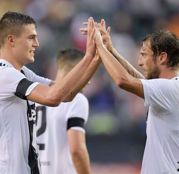 Andrea Favilli festeggiato da Claudio Marchisio (foto juventus.com)