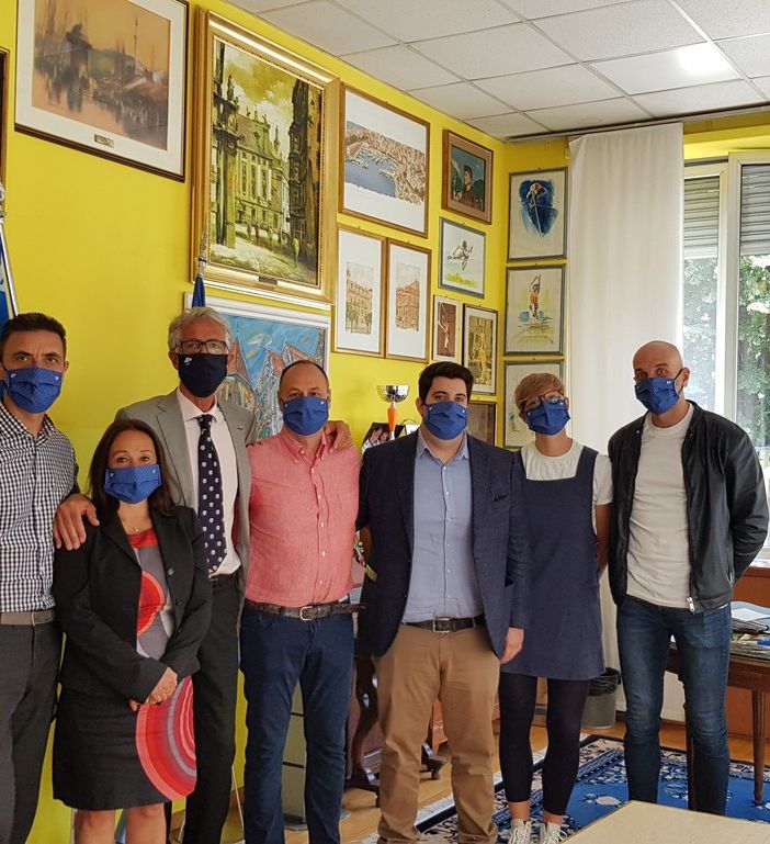 Distra: Andrea Ippolito (Direttore Generale CUS Torino), Annalisa Zanellati (General Manager Barricalla CUS Torino Volley), Riccardo D’Elicio (Presidente CUS Torino), Fulvio Bonessa (Secondo Allenatore Barricalla CUS Torino Volley), Marco Chiodini (Scoutman Barricalla CUS Torino Volley), Daniela Gobbo (Responsabile Sezione CUS Torino Volley) e Davide Belluz (Vice Presidente Barricalla CUS Torino Volley)
