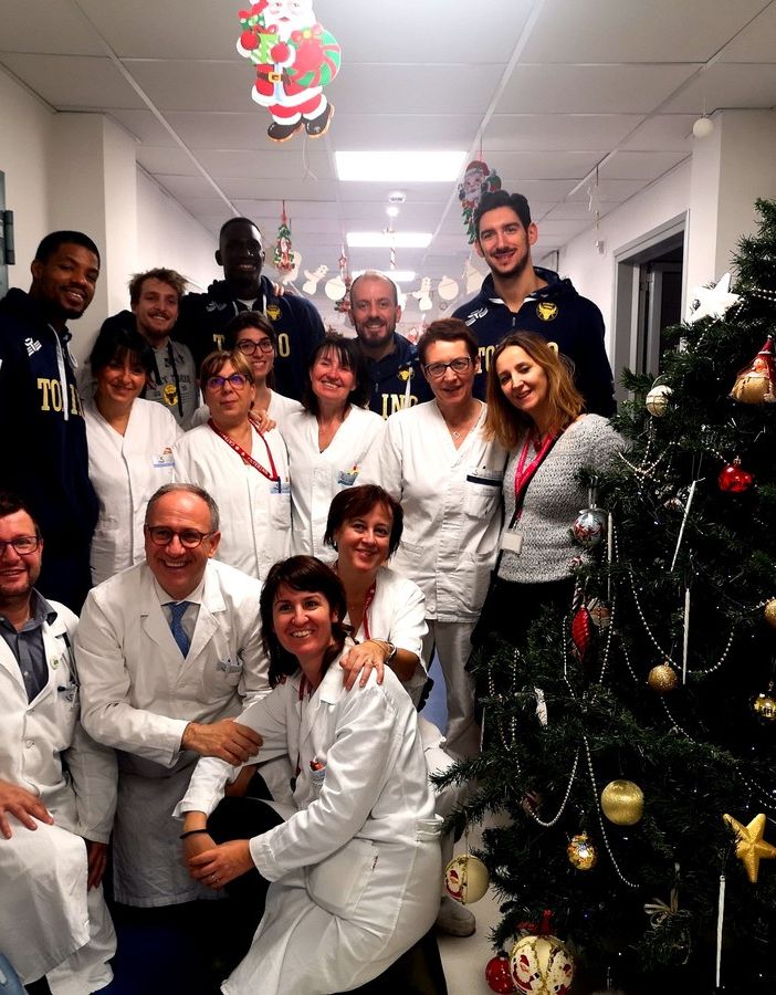 La Reale Mutua Basket in visita ai piccoli pazienti del Regina Margherita