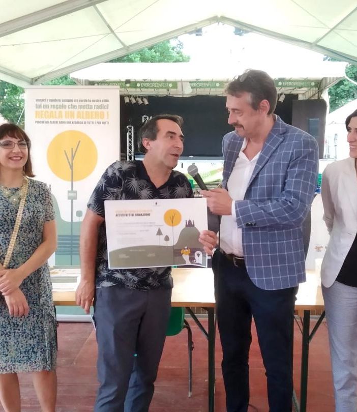 Il presidente Beppe Tesio ritira l'attestato