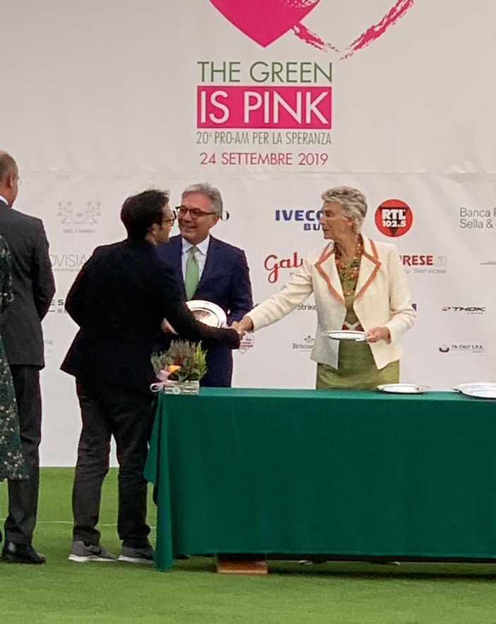 Vaccaro riceve il premio da Allegra Angelli