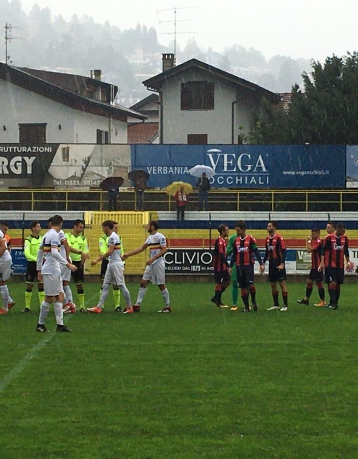 La pioggia battente ferma Verbania–Caronnese: si gioca solo un tempo, si ripartirà dallo 0-0
