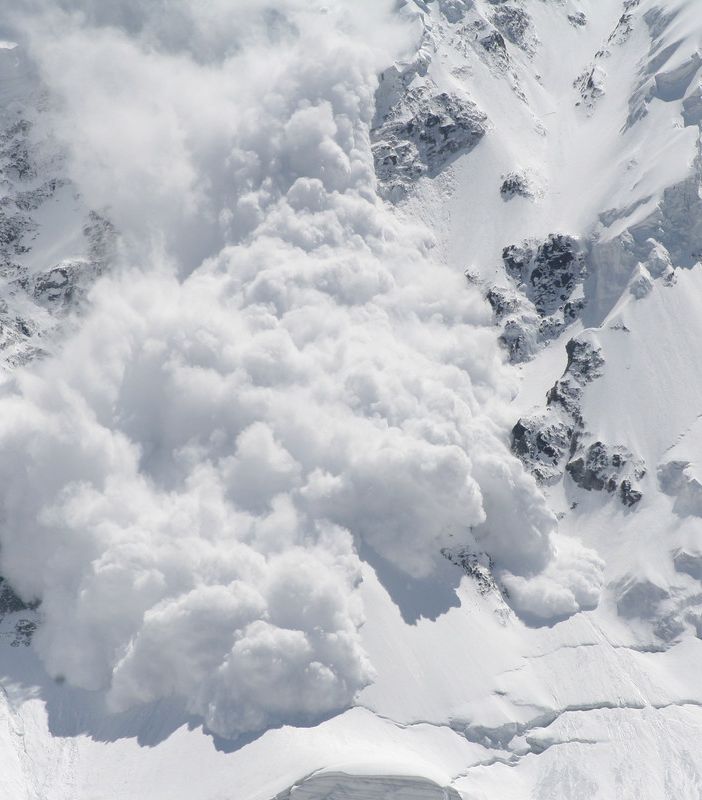 I pericoli principali sono la neve ventata alle quote più alte e il rialzo termico sui settori Sud