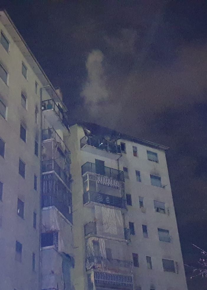 Venaria, scoppia l'incendio all'ottavo piano: i vigili del fuoco salvano il cagnolino intrappolato