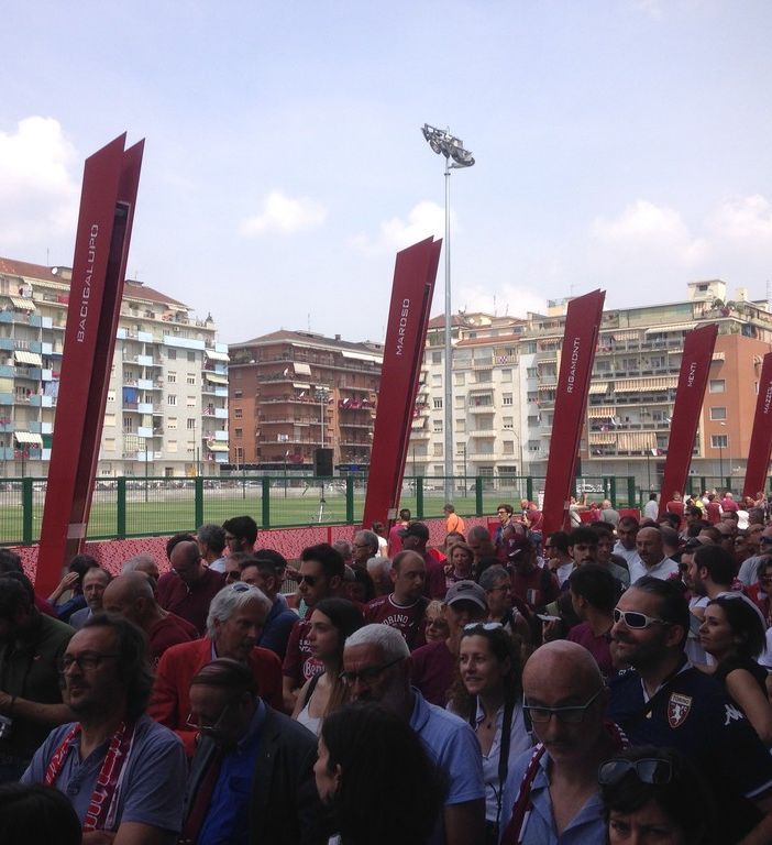 Di padre in figlio, in migliaia in coda per il nuovo Filadelfia (fotogallery)