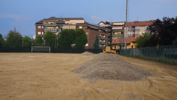 In via Orsiera a Cascine Vica (Rivoli) i lavori per installare il sintetico continuano