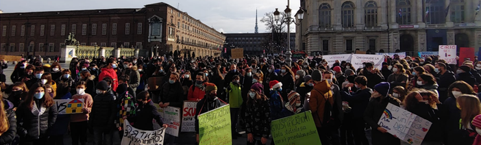 protesta degli studenti in piazza Castello protesta degli studenti in piazza Castello