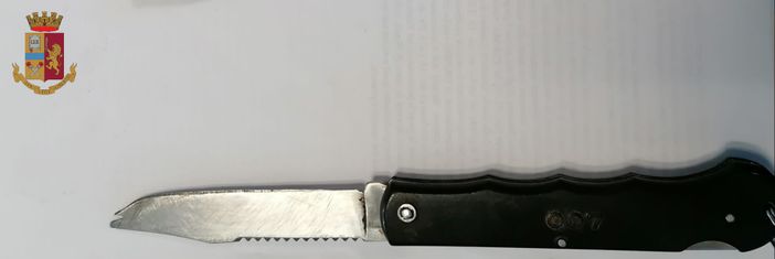 Non può salire sul tram fermo al semaforo ed esplode di rabbia: pugni, calci e sputi, poi minaccia tre addetti Gtt con un coltello