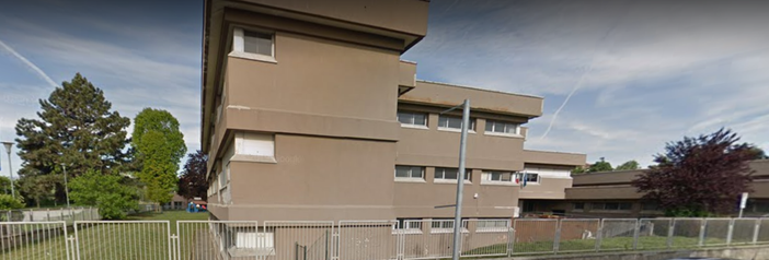 Si toglie la vita nel giardino di una scuola a Grugliasco: lo scoprono alcuni passanti