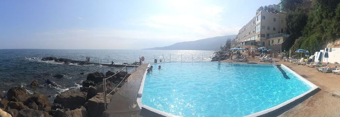 La vostra vacanza a due passi dal mare: a Le Rocce del Capo di Ospedaletti riapertura della piscina esterna e rinnovato servizio ristorante con freschi prodotti locali