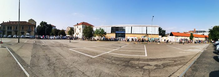 Persone in coda in corso Verona