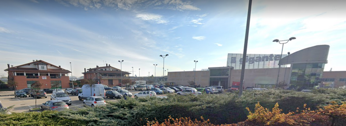 parcheggio con auto in un centro commerciale