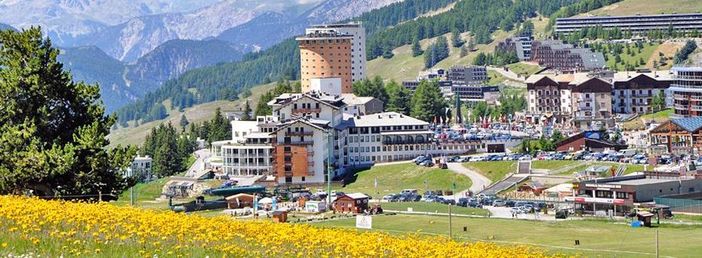 panorama di Sestriere e montagne sullo sfondo