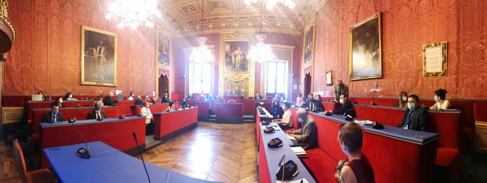 Il Consiglio comunale approva mozione per concedere un ultimo saluto alle vittime della pandemia