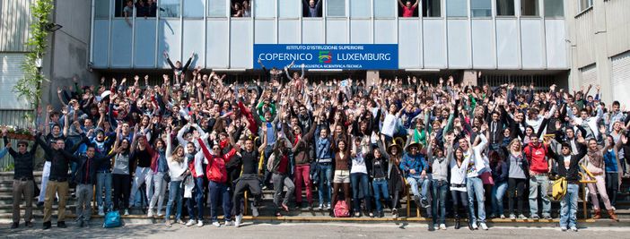 studenti Copernico-Luxemburg (foto tratta dalla pagina FB della scuola) studenti Copernico-Luxemburg (foto tratta dalla pagina FB della scuola)