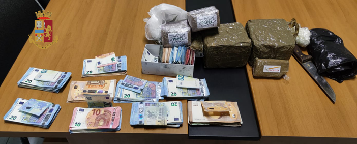 soldi e droga sequestrati dalla polizia soldi e droga sequestrati dalla polizia