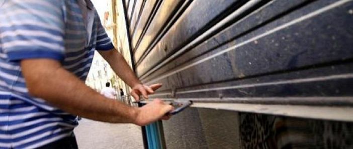 Colla nelle serrature delle serrande: l'amaro risveglio dei commercianti di piazza Cattaneo Colla nelle serrature delle serrande: l'amaro risveglio dei commercianti di piazza Cattaneo