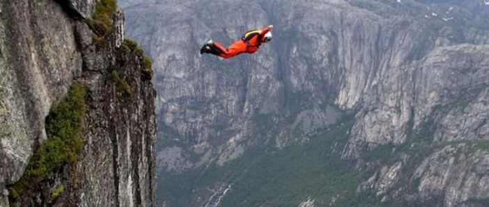 Problema mentre si lancia con tuta alare, morto 46enne base jumper torinese Problema mentre si lancia con tuta alare, morto 46enne base jumper torinese