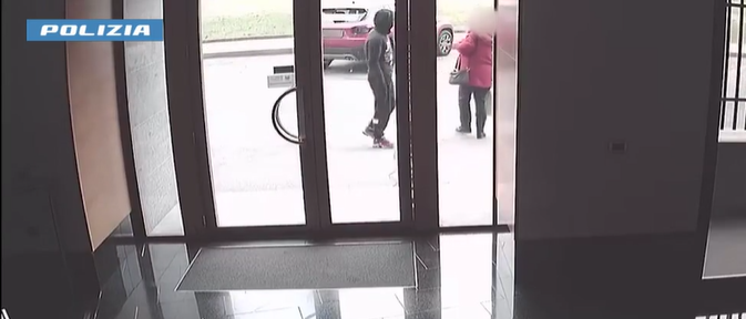 Il momento della rapina all'anziana in  via Tirreno