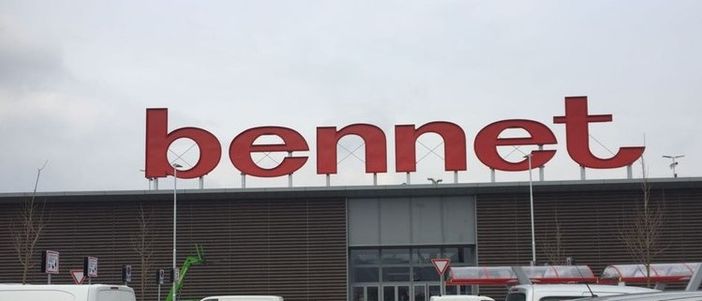 Ruba magliette al Bennet e se le infila tutte addosso: fermato dalle guardie di sicurezza Ruba magliette al Bennet e se le infila tutte addosso: fermato dalle guardie di sicurezza