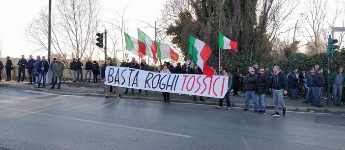 “Noi di Barriera” partecipa alla protesta davanti al campo rom di via Germagnano “Noi di Barriera” partecipa alla protesta davanti al campo rom di via Germagnano