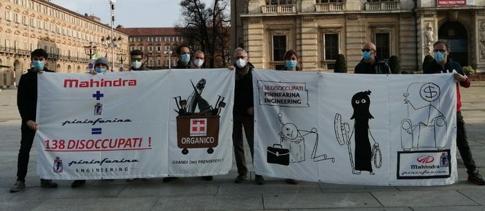 Lavoratori Pininfarina Engineering in piazza Castello durante un presidio di protesta