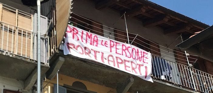 Il Giro d’Italia passa da Pinerolo: sui balconi striscioni contro Salvini Il Giro d’Italia passa da Pinerolo: sui balconi striscioni contro Salvini
