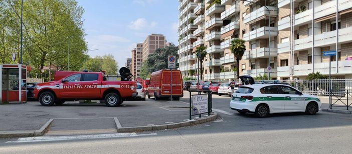 Ancora senza esito le trattative per convincere l'uomo a desistere e scendere dal tetto Ancora senza esito le trattative per convincere l'uomo a desistere e scendere dal tetto