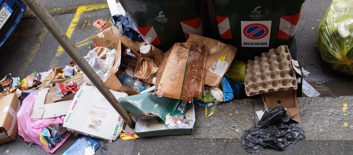 Emergenza rifiuti sotto gli occhi degli studenti Emergenza rifiuti sotto gli occhi degli studenti