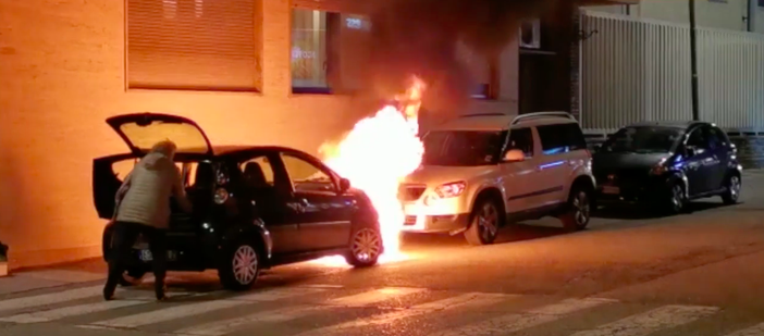 Paura in via Volturno, auto prende fuoco in mezzo alla strada: negoziante spegne l'incendio Paura in via Volturno, auto prende fuoco in mezzo alla strada: negoziante spegne l'incendio