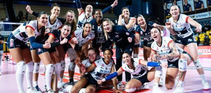 Volley, Reale Mutua Fenera Chieri ‘76 dura a morire: Bergamo è espugnata al tie-break