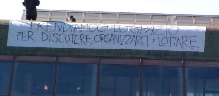 Torino, gli anarchici occupano l'ex scuola Salvo D'Acquisto Torino, gli anarchici occupano l'ex scuola Salvo D'Acquisto