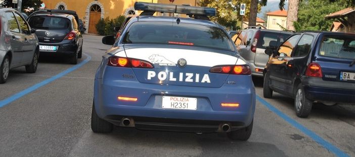 Ruba una catenina d'oro strappandola dal collo del proprietario: arrestato