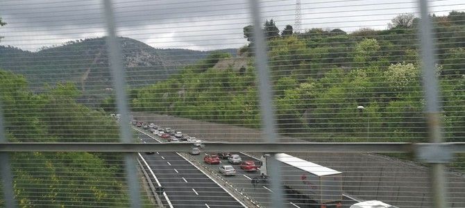 Caos sulla tangenziale nord di Torino, automobilisti bloccati sotto il sole